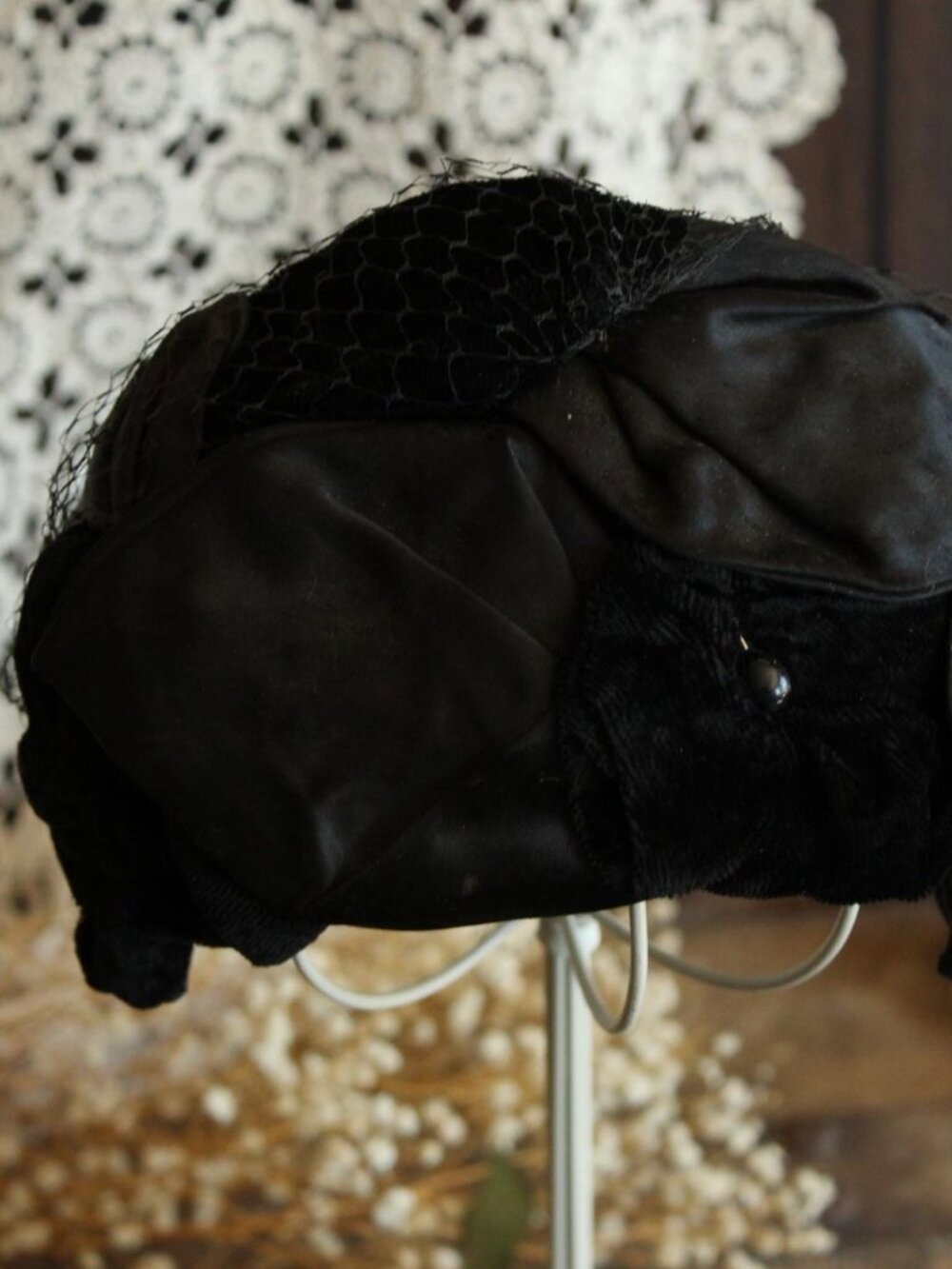 Vintage 1950s Hat, Black Satin and Velvet Curvette Fascinator With Birdcage Veil - Picture 9 of 14